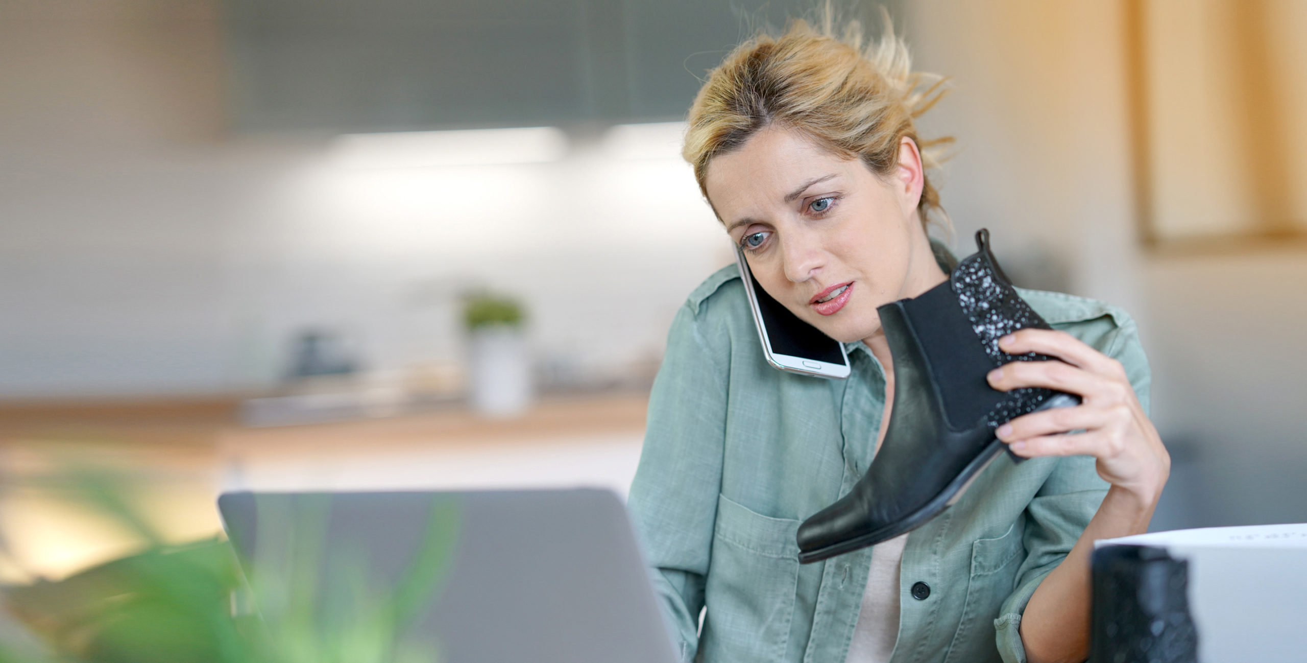 woman-on-phone-with-customer-service-ecommerce-returns