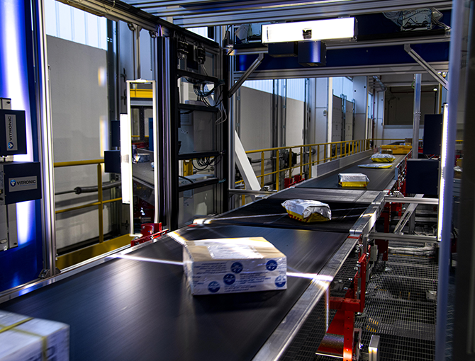 packages-on-conveyor-going-through-scanner-tunnel-sortation