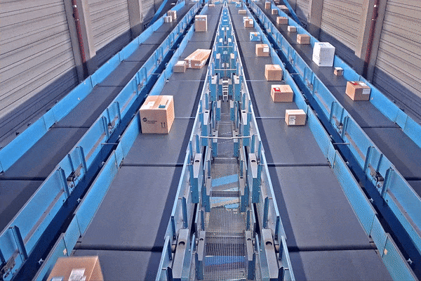 boxes-moving-on-conveyor-conveyance-sortation