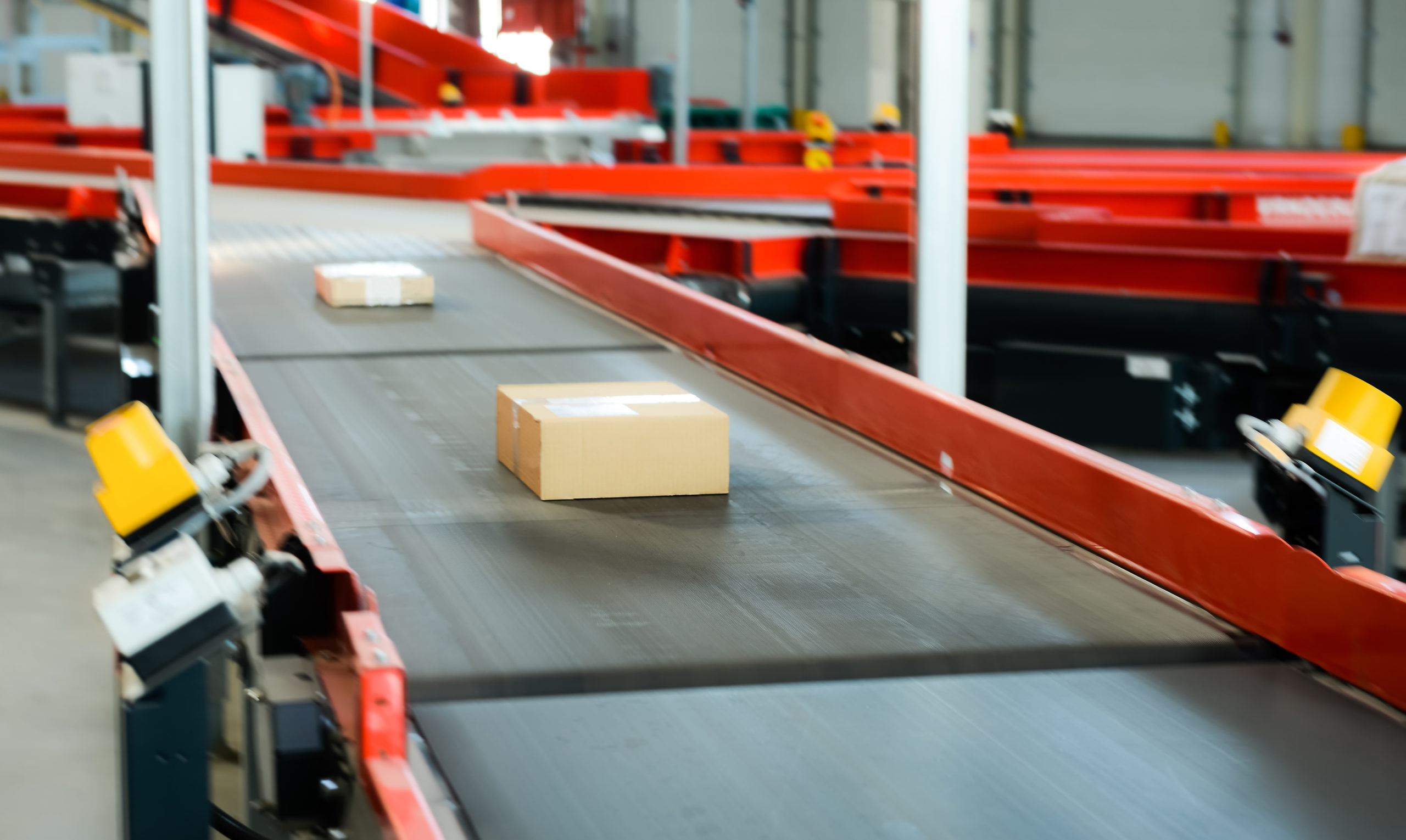 packages-moving-on-conveyor-automation-solutions