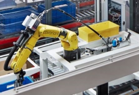 covariant-robotic-arm-picking-to-tote-warehouse-robots