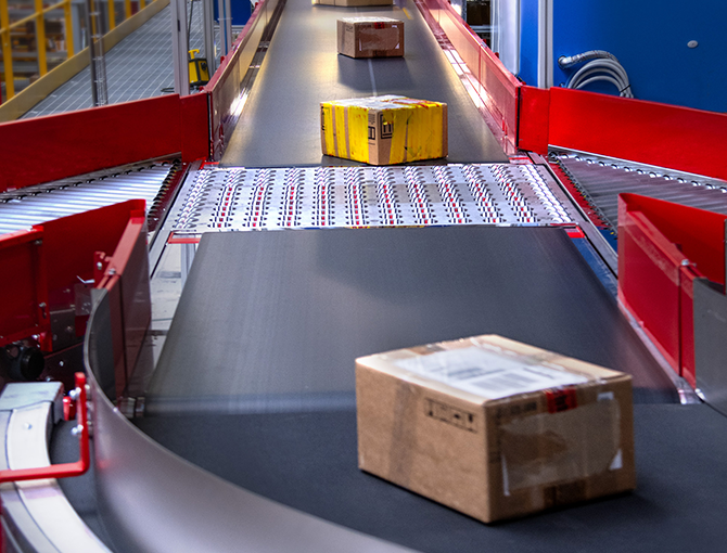 parcels-on-conveyor-last-mile