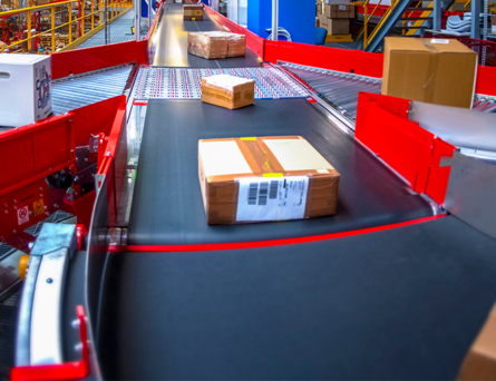 parcels-on-conveyor-last -mile-logistics