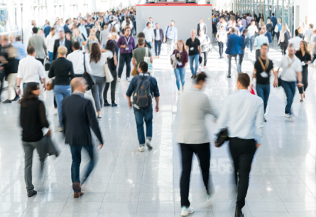 menge der menschen, die an messe-veranstaltungen teilnehmen