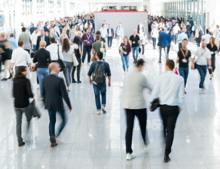 menge der menschen, die an messe-veranstaltungen teilnehmen