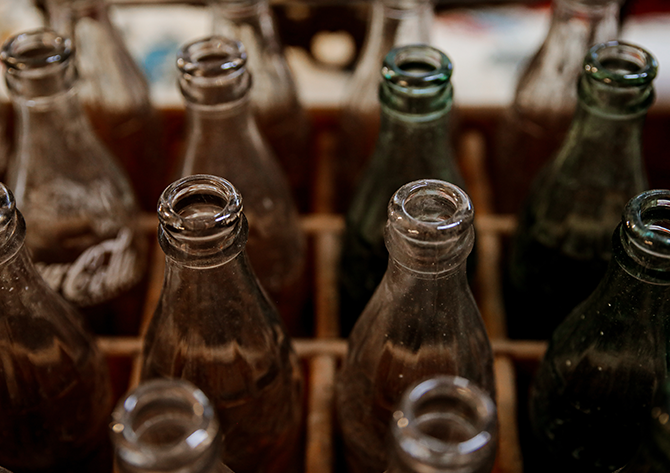 image-glass-soda-bottles-in-wooden-crate-circular-economy