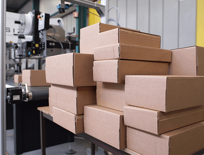 Corrugated boxes at end-of-line packaging automation