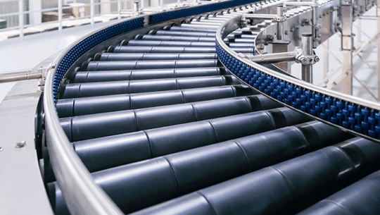 Curved conveyor belt with black rollers in a clean, modern warehouse - FORTNA