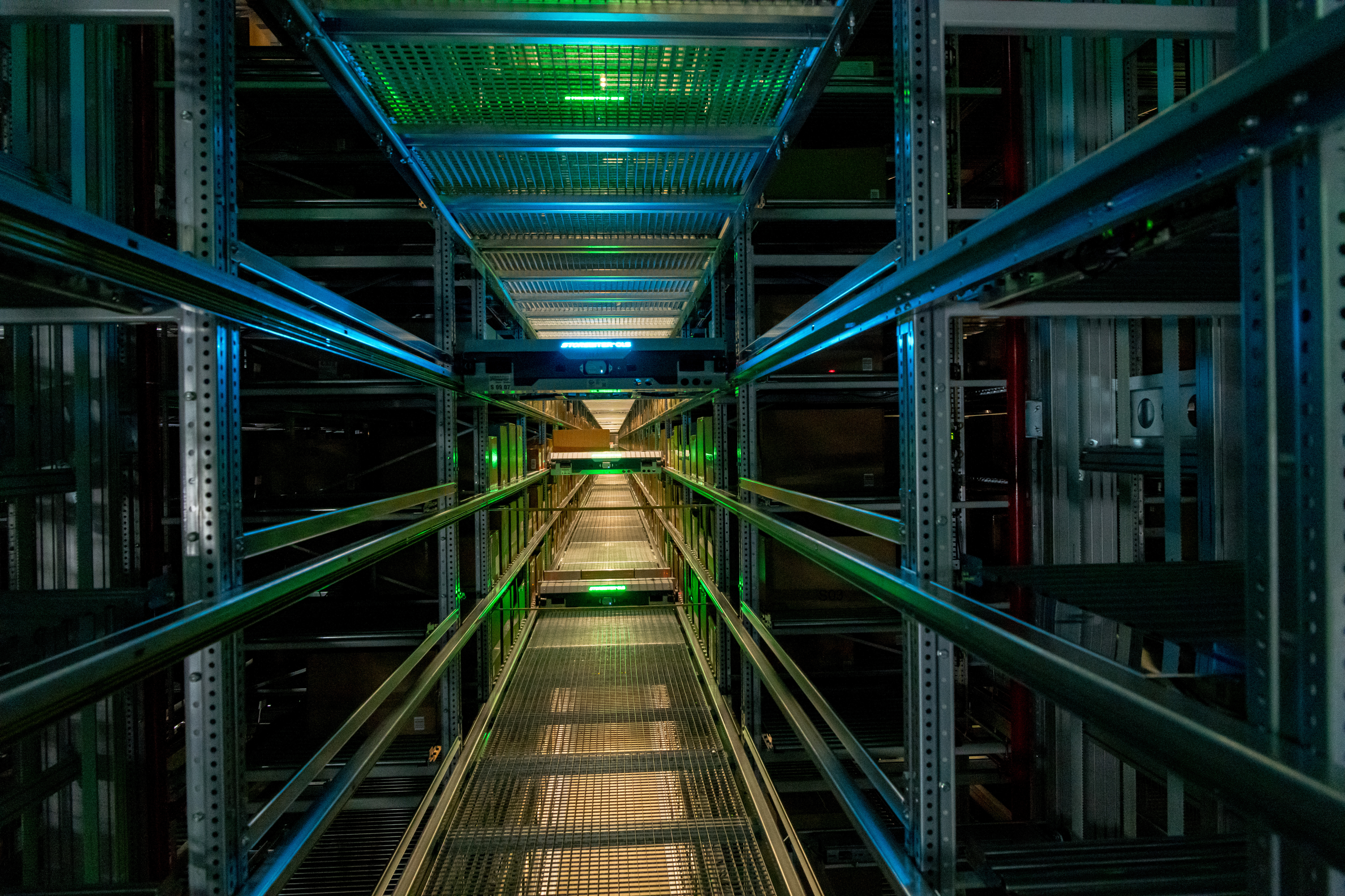 INTERSPORT Germany illuminated shuttle system