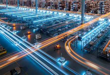 Automated warehouse with conveyor belts and autonomous mobile robots (AMRs) | FORTNA