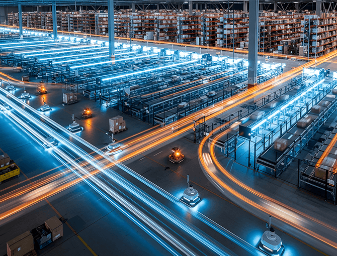 Automated warehouse with conveyor belts and autonomous mobile robots (AMRs) | FORTNA
